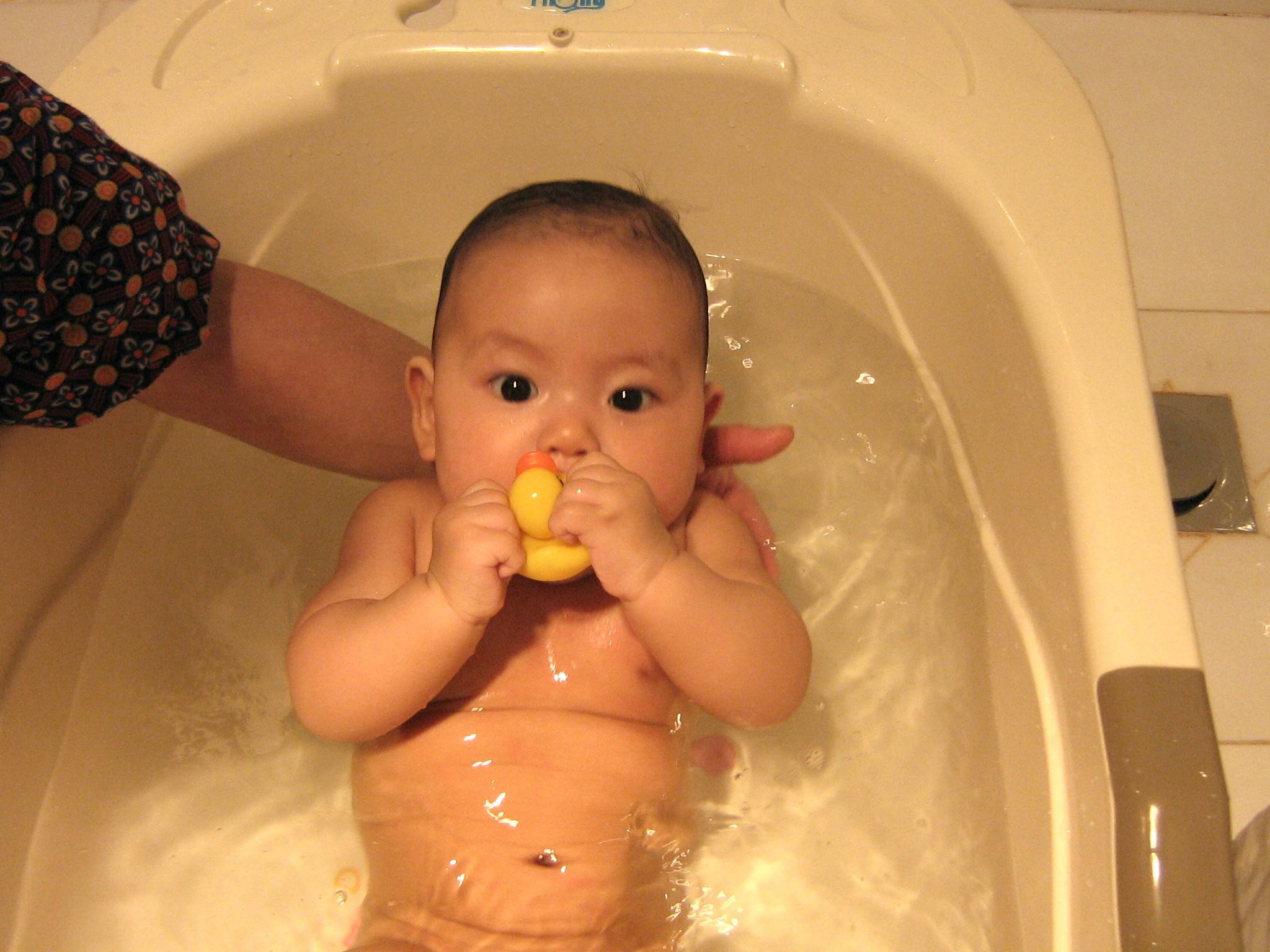 宝宝洗澡喝水